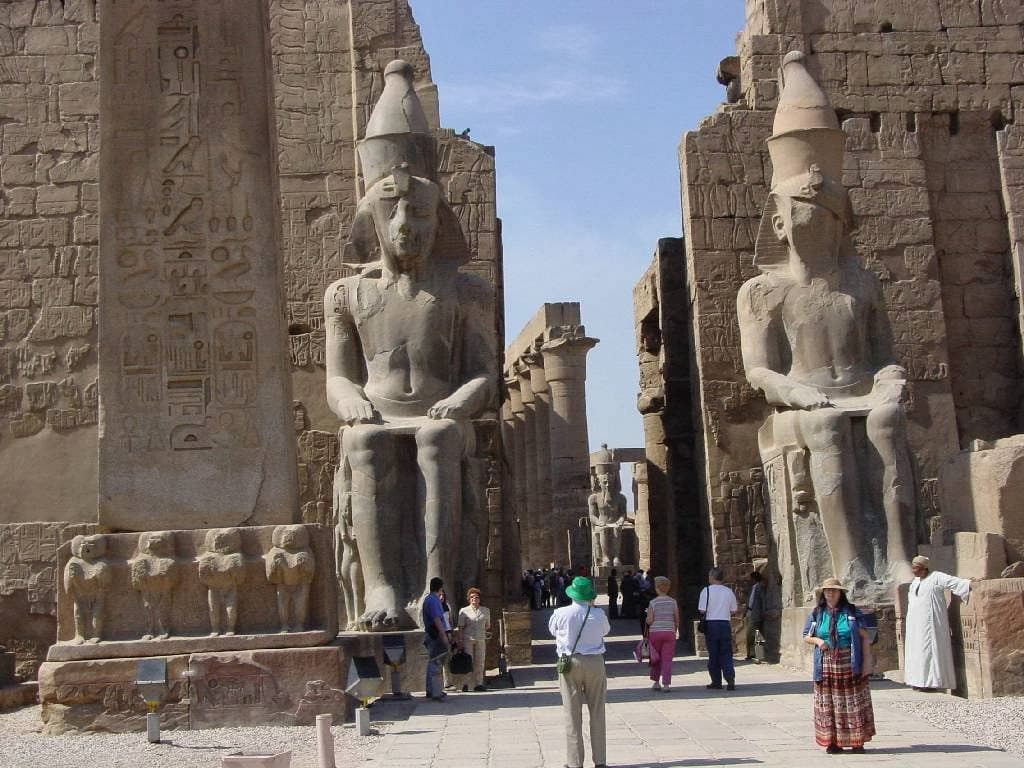 شمس الخريف تزين معابد الكرنك