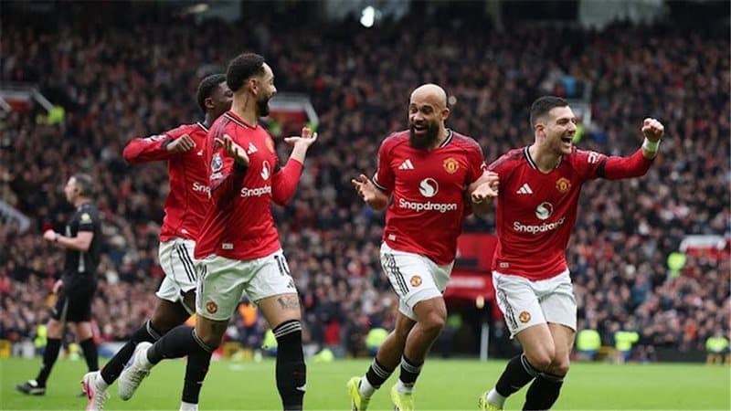 Manchester United signs Tskhombson from Tottenham