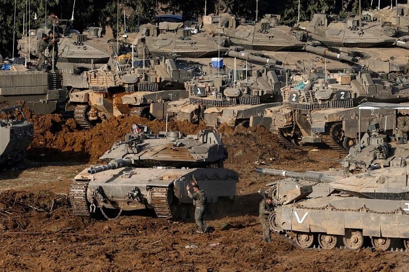 Forces Evacuate Palestinians in Qusra
