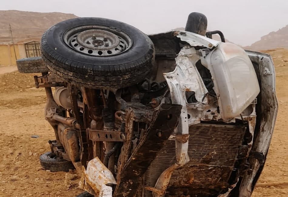 17 مصابًا في انقلاب سيارة بطريق أبو سمبل