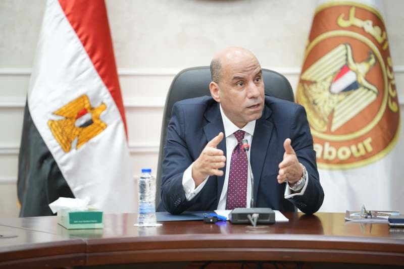مصر تتابع تطبيق معايير العمل