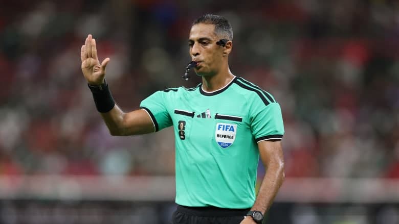 أمين عمر: المشاركة بكأس العالم حلم والتحكيم العربي يثبت حضوره
