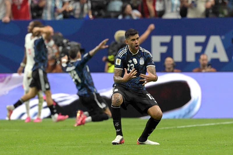 روميرو ينتقد جاري نيفيل بعد تصريحاته عن دفاع المنتخب الأرجنتيني