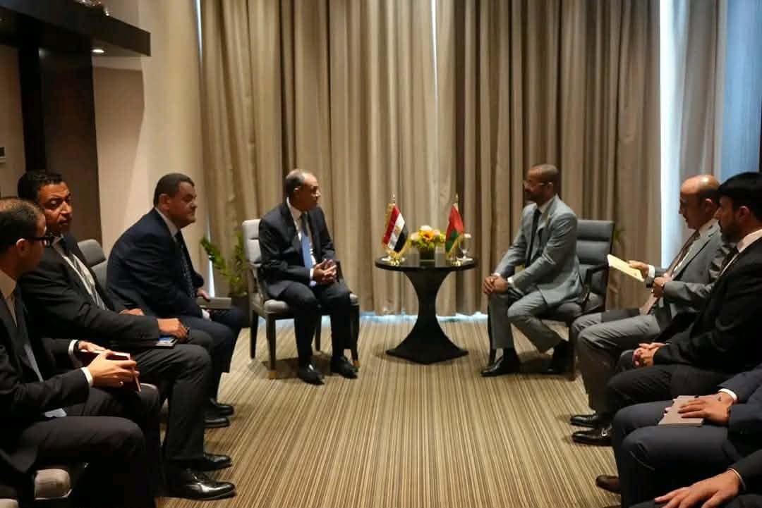وزير الخارجية يناقش تعزيز العلاقات مع عُمان
