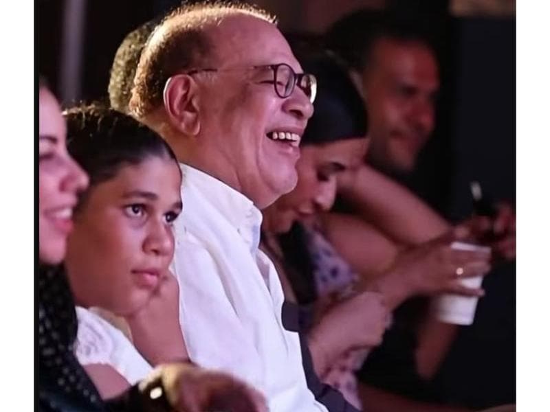 أشرف عبدالباقي يهنئ صلاح عبدالله بعد حضوره مسرحية الساحل الشرير