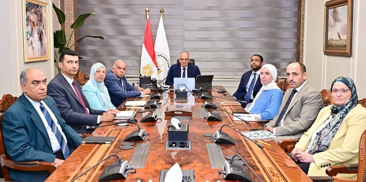 وزير الري يناقش تنفيذ برنامج مياه دلتا النيل