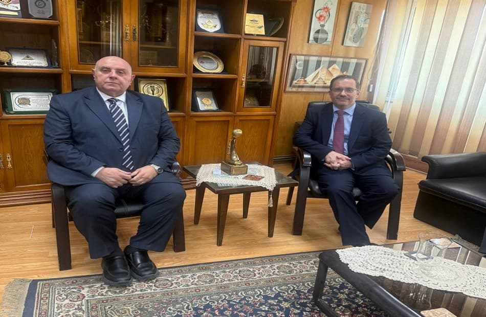 السفير البريطاني ورئيس الإذاعة يتبادلان التعاون الإعلامي