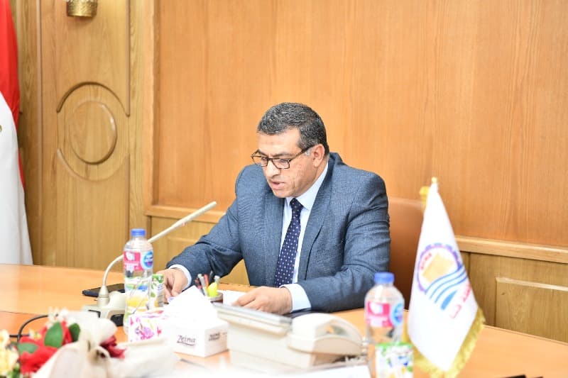 محافظ قنا يدعم فرق التقنين ويواصل تشغيل المركز التكنولوجي مجانا