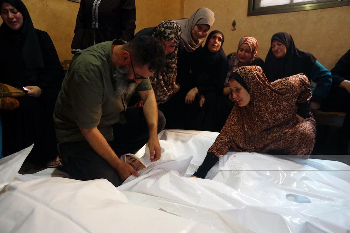 مصابون يتلقون العلاج في مستشفى الشفاء بعد غارة من طائرة إسرائيلية على حي الرمال