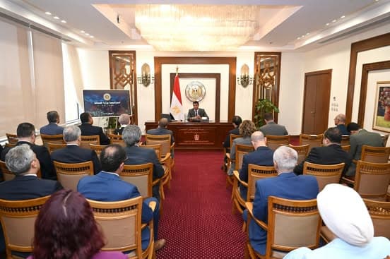 وزير الصناعة يناقش تعزيز الصادرات والاستثمارات