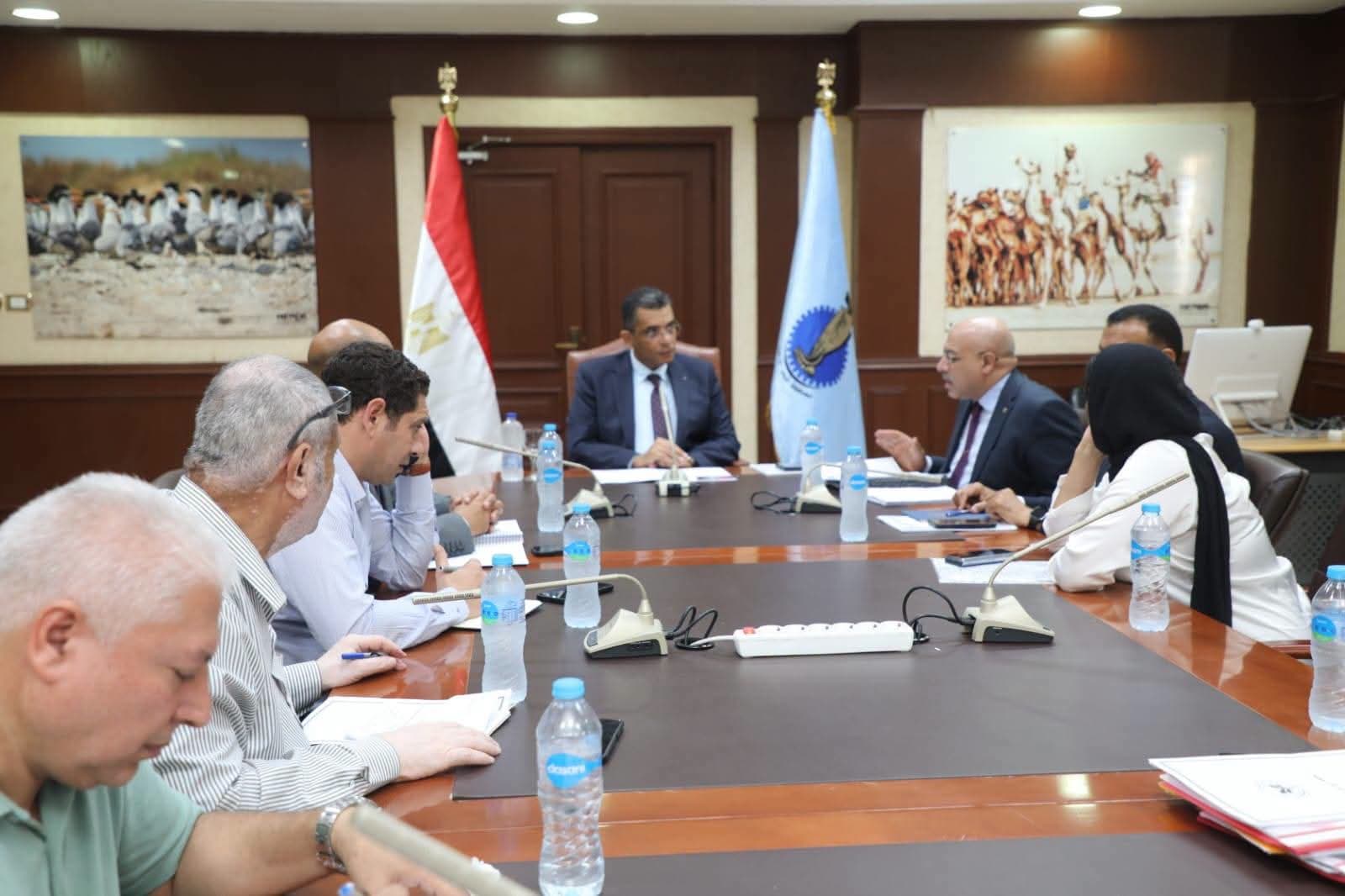 محافظ البحر الأحمر يعيد تفعيل المشاريع ويناقش المنطقة الحرة