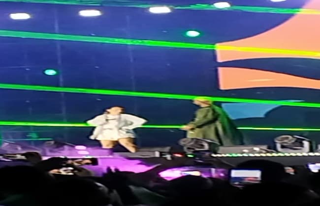 جودي أحمد سعد تغني مع والدها في الساحل