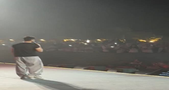 Tamer Hosny performs "Bent Min" in Ras Al Hakimah after father's passing