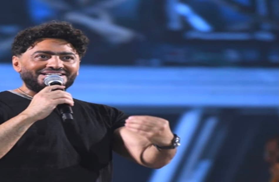 Girl joins Tamer Hosni at Ras Al Hikma