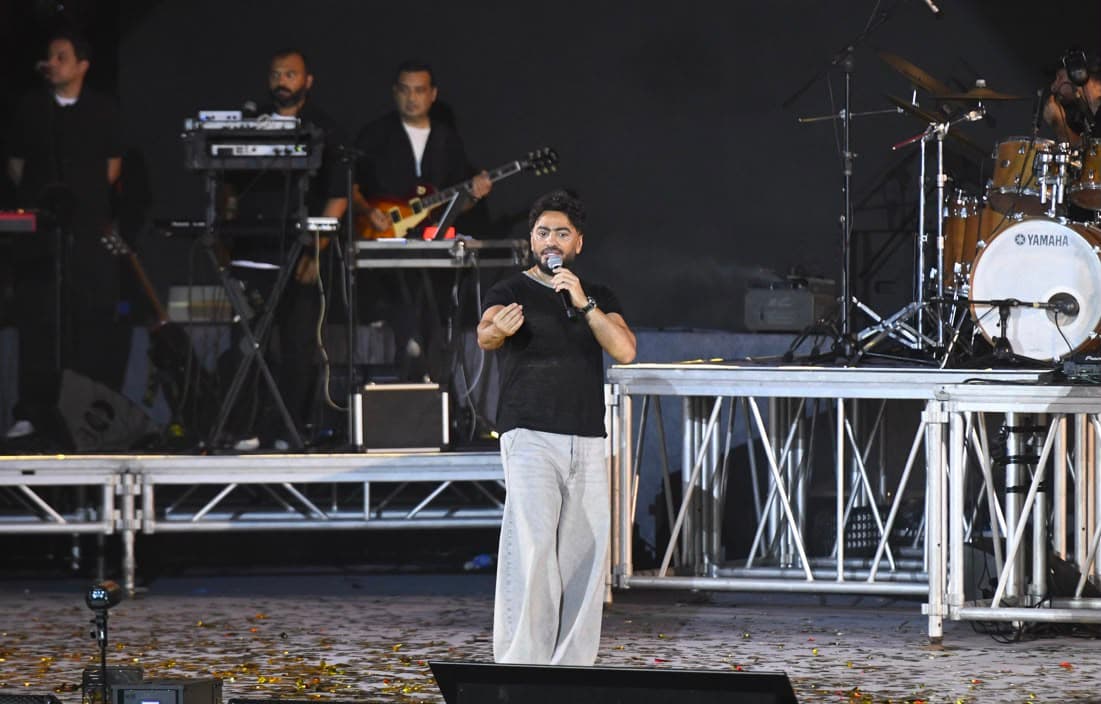 جمهور تامر حسني يغني في رأس الحكمة