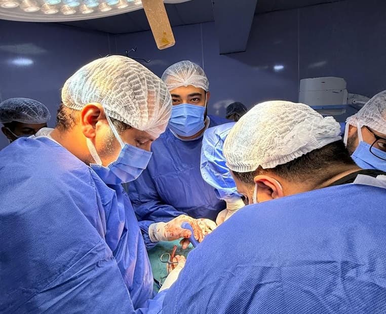 فريق طبي ينجح في تثبيت كسور بالحوض والركبة
