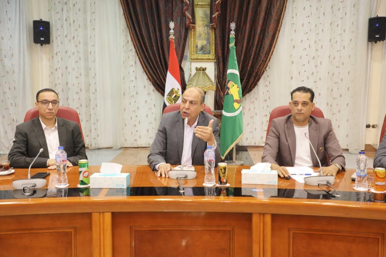Minya Governor discusses development issues