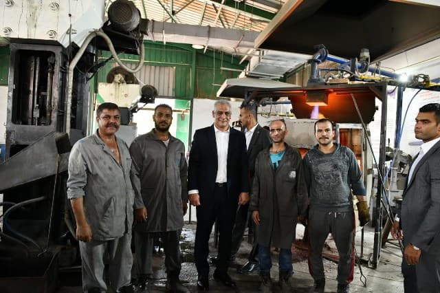 وزير الإنتاج يتفقد حلوان ويحسن المتميزين