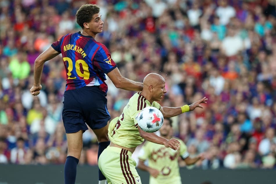 برشلونة يتقدم على الأهلي بهدفين في الشوط الأول