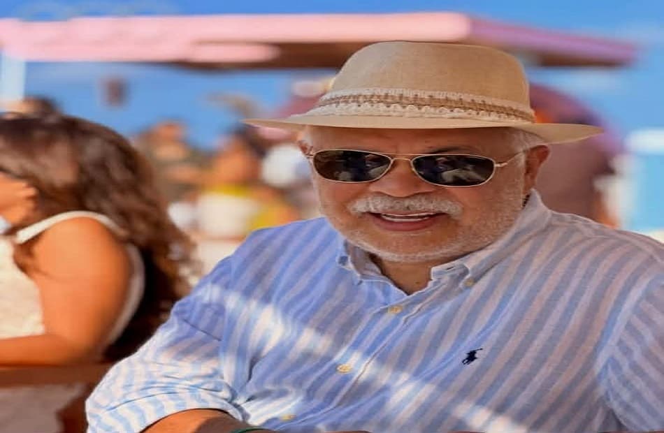 أشرف زكي يظهر على الشاطئ