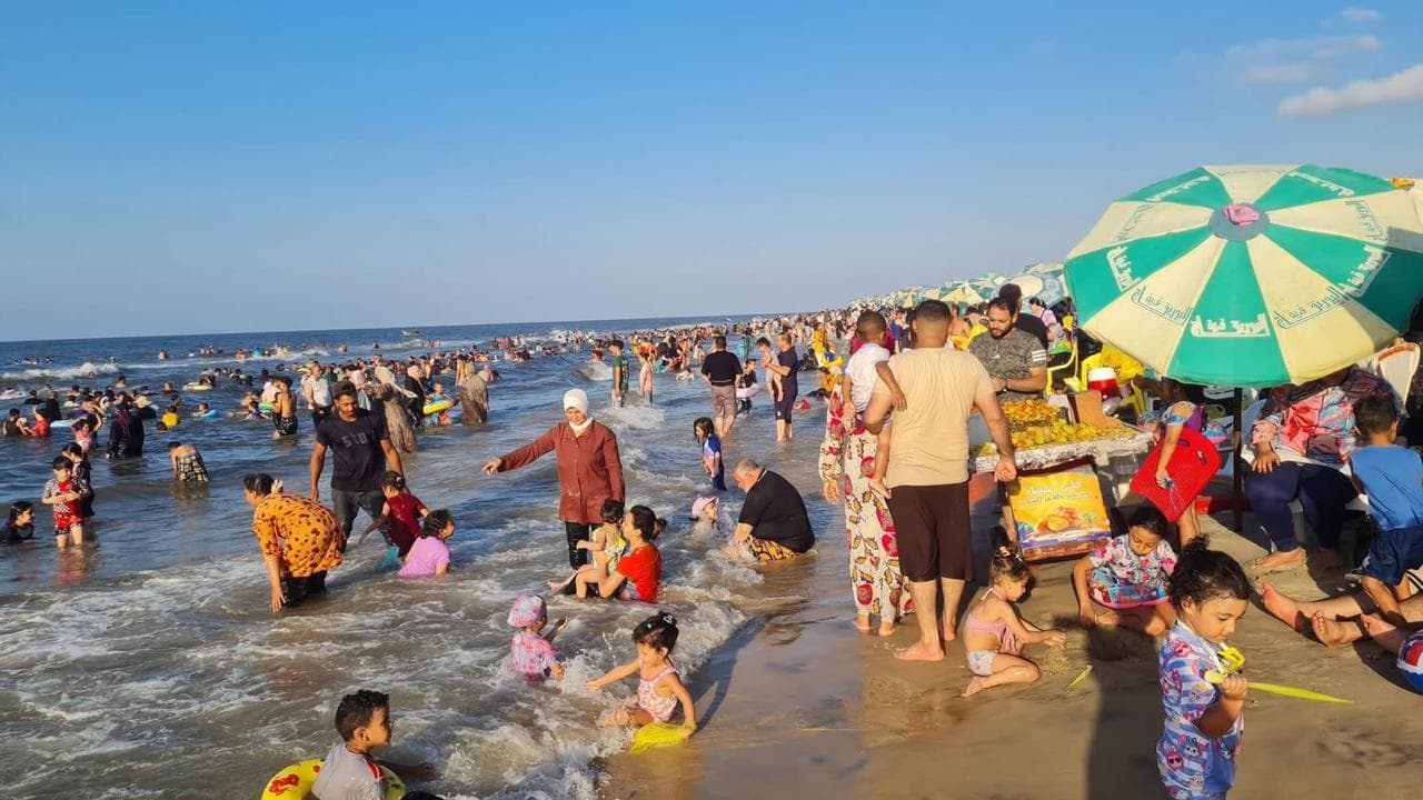 زحمة على شواطئ بلطيم في كفرالشيخ