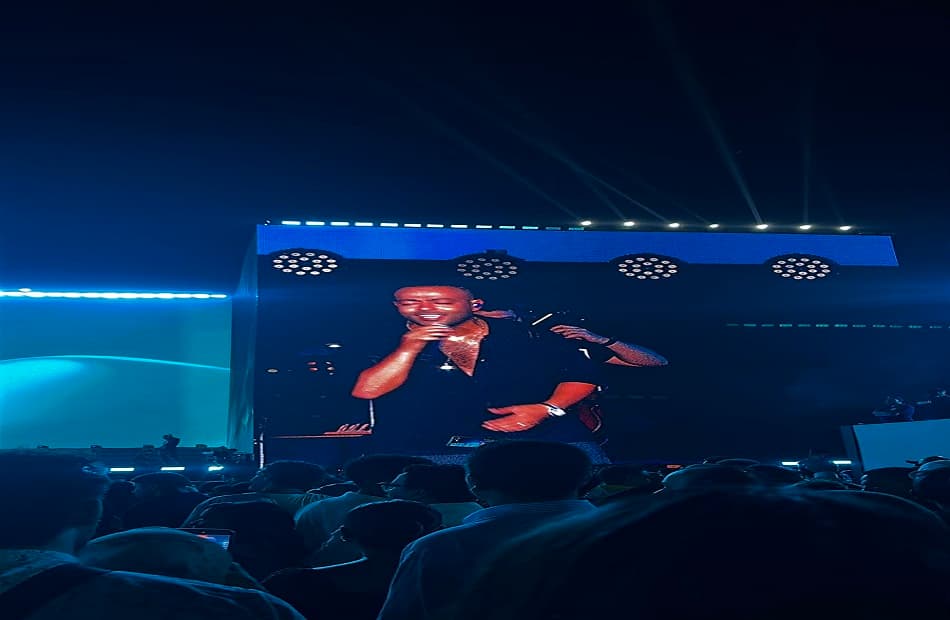 Tamer Ashour ends concert with "Ana Mekhretoosh"