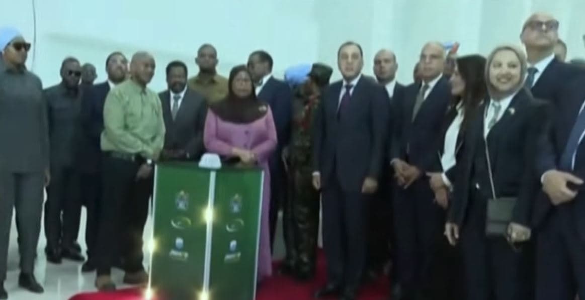Tanzanian leader with Prime Minister at dam opening