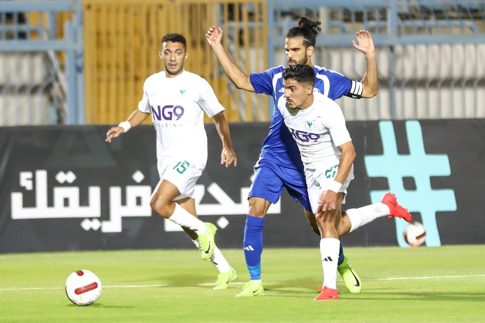 المصري يتصدر بعد فوزه على سموحة