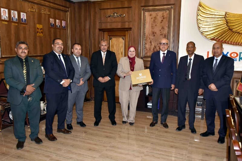 Luxor Governor distributes 1000 food vouchers