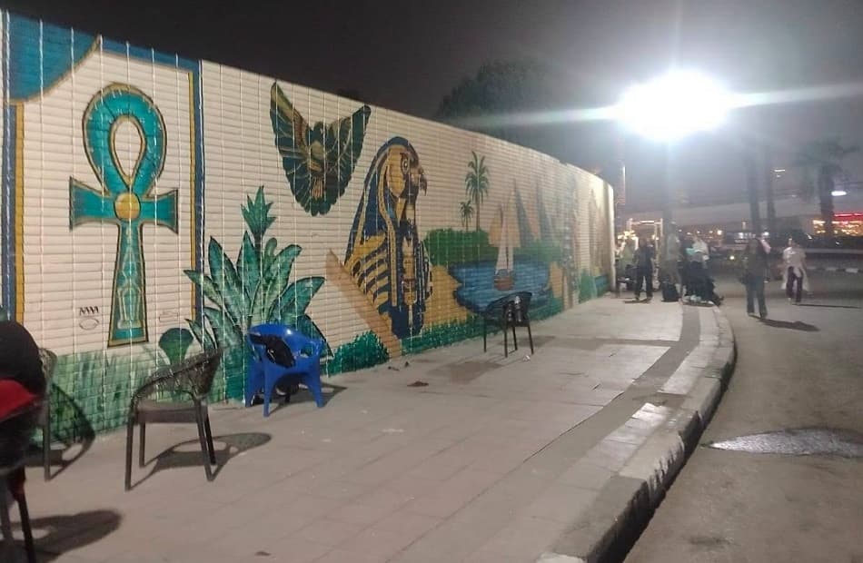 طلاب الفنون يضعون جدارية فرعونية في ميدان الشهيد رياض