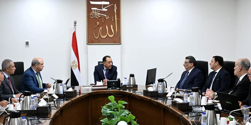رئيس الوزراء يناقش مشروع مبنى الركاب 4
