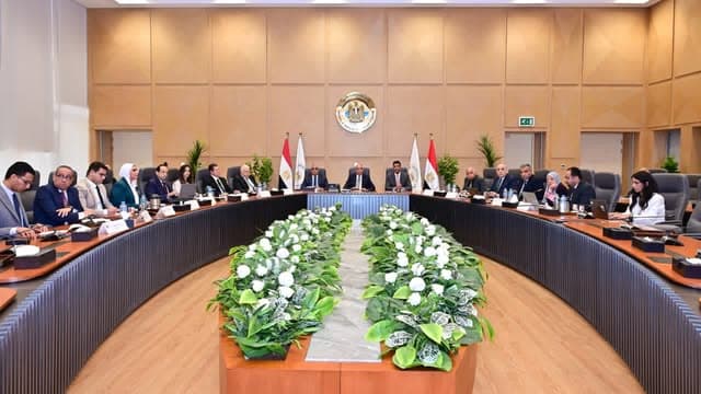 وزير الصناعة يطلق لجنة لتخفيض استهلاك المياه