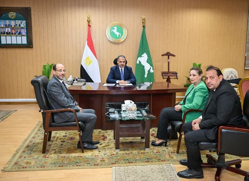محافظ الشرقية يلتقي وفد اللجنة الطبية العليا