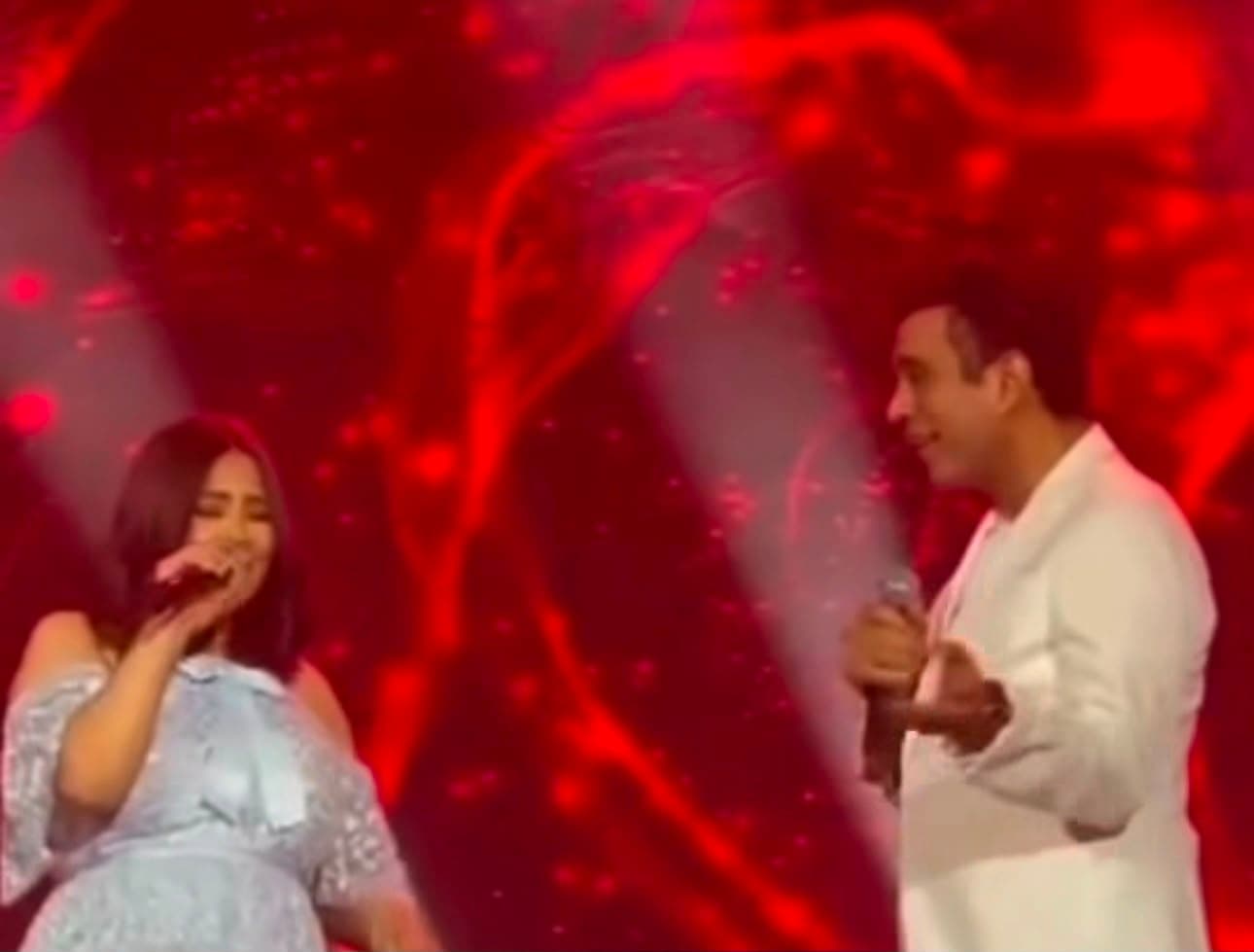 شيرين عبد الوهاب تغني لمحمود الليثي في حفل العلمين