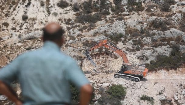 Israeliforces clear land in Sinjel for settlement