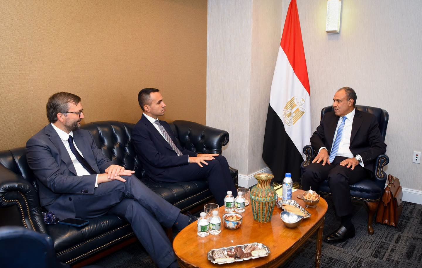 Foreign Minister talks with European envoy about Yemen and Strait