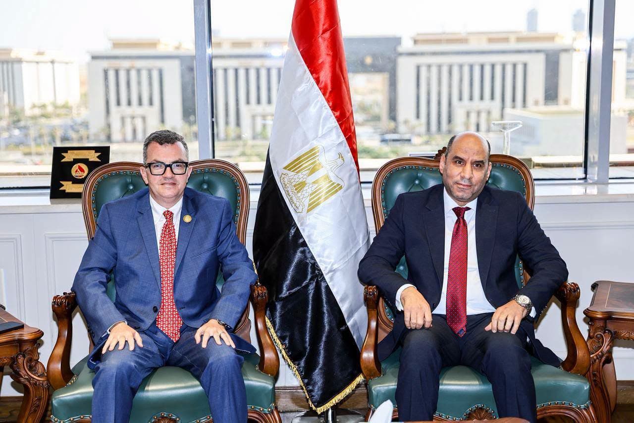 العمل والتخطيط تتوافق على دمج قواعد البيانات