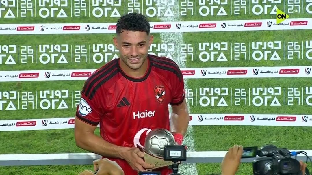 ياسر ابراهيم فائز بجائزة أفضل لاعب في مباراة الأهلي وسموحة