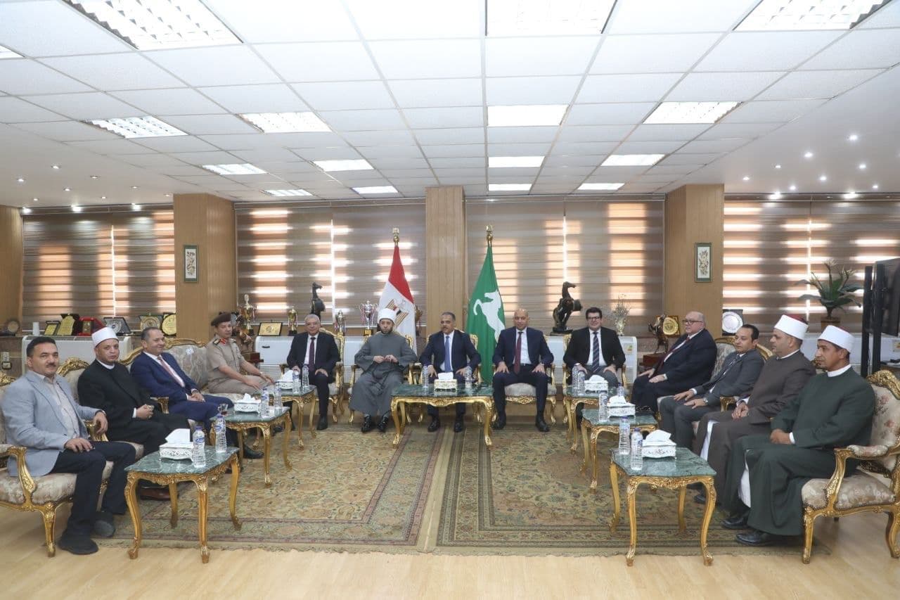 Al-Sharqiya Governor hosts officials for national holiday