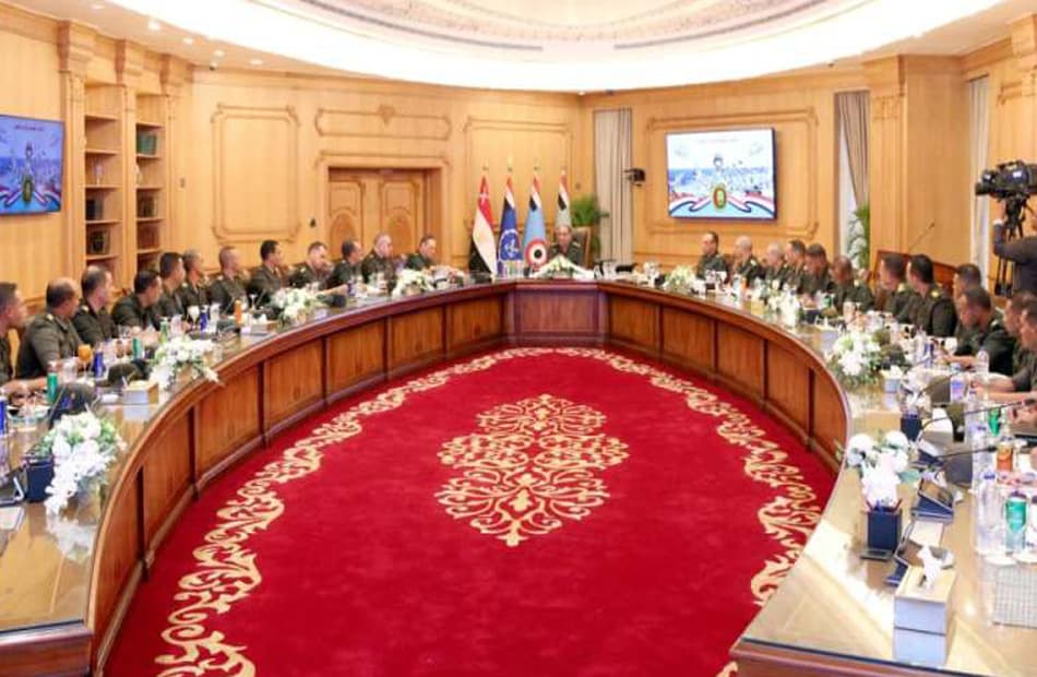 Defense Minister reviews troop training