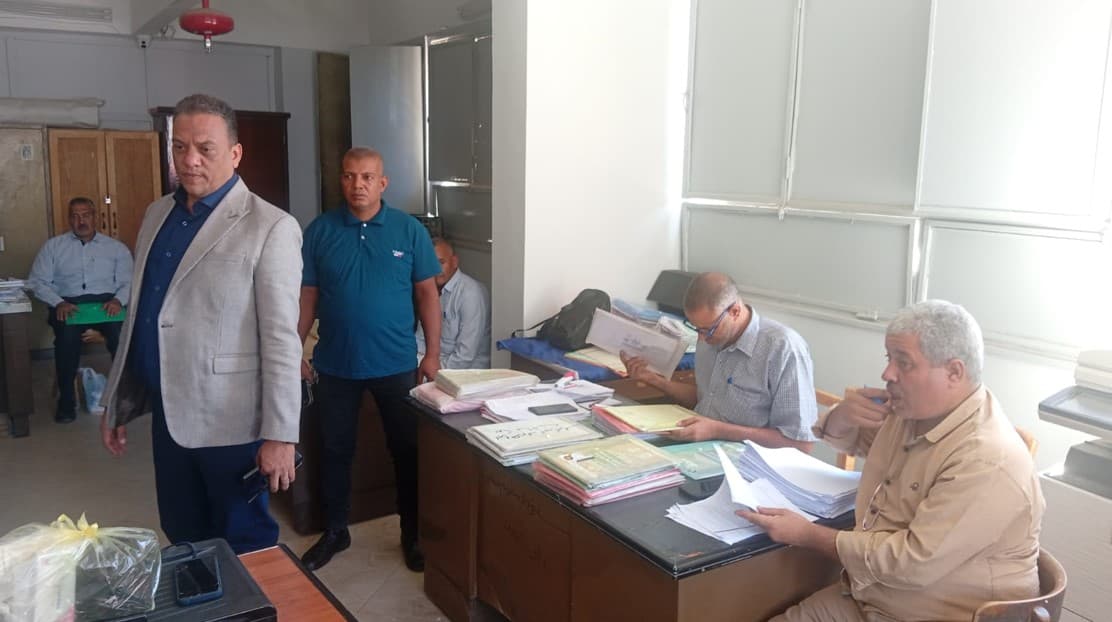 محافظ أسيوط يتابع أداء الإدارات بالمركز