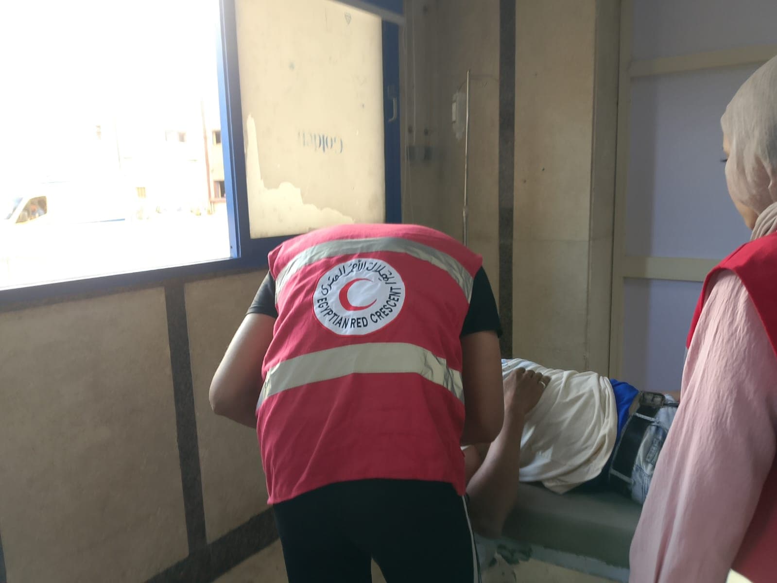 Egyptian Red Crescent aids bus and truck crash victims