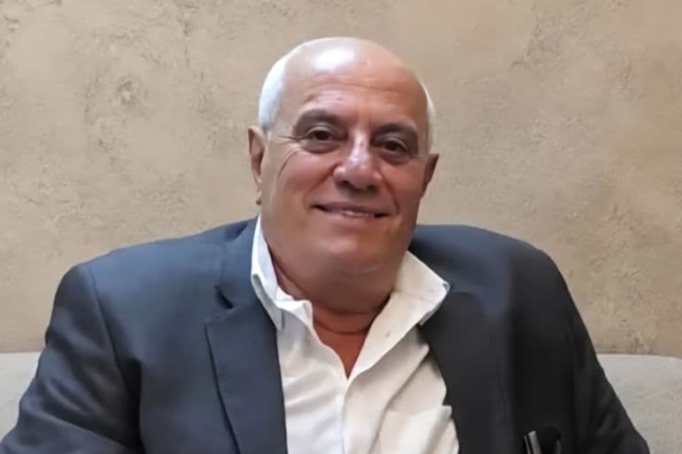 لبنان يبدأ تسليم ضابط سابق