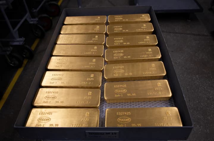 Gold hits weekly high