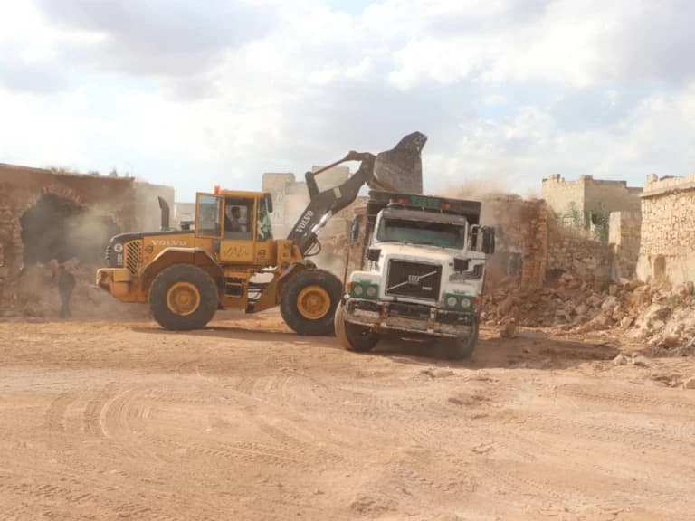 إزالة كميات كبيرة من الأنقاض في حلب