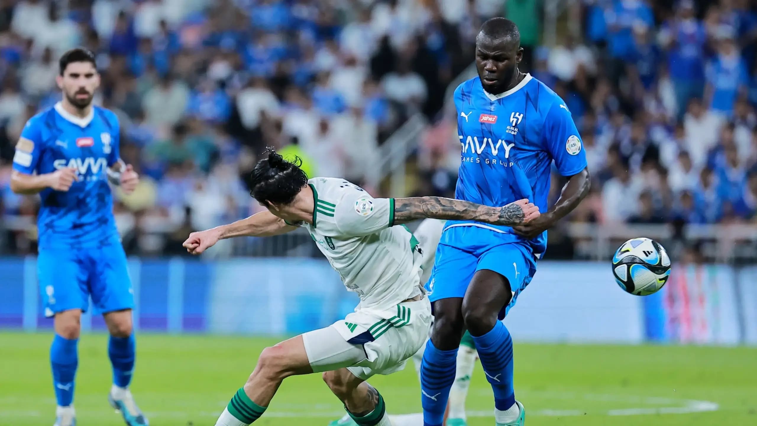 الهلال يتفوق على الأهلي قبيل القمة