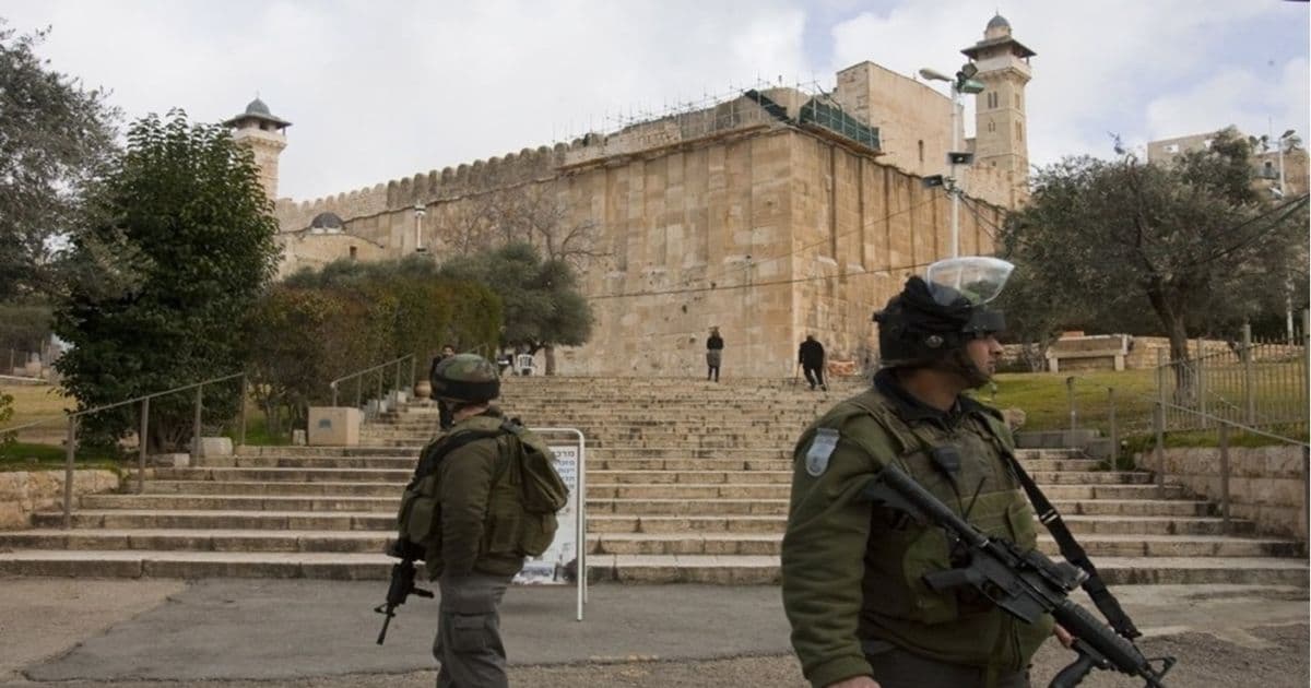 Armed settler attacks children in Hebron