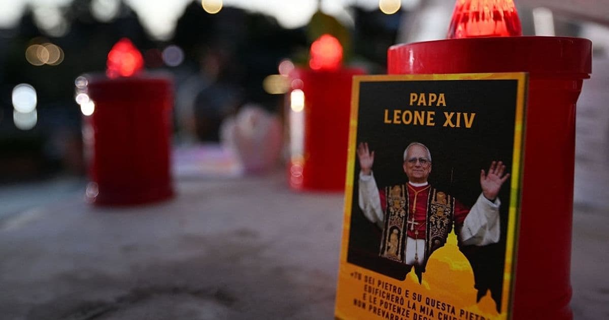 Who Supported the Pope During His 3-Hour Unconsciousness