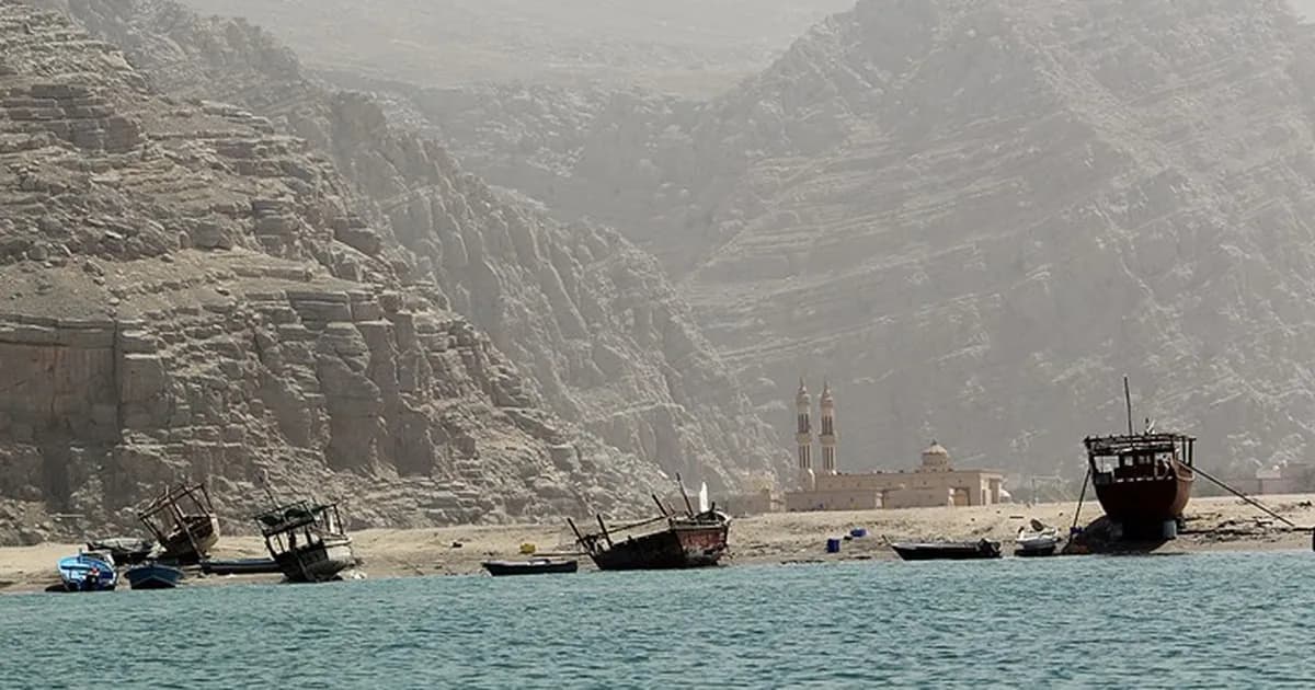 تلوث نفطي يهدد سواحل عمان