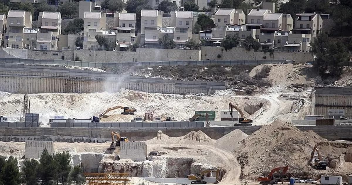 Settlers prepare camp in Ramallah